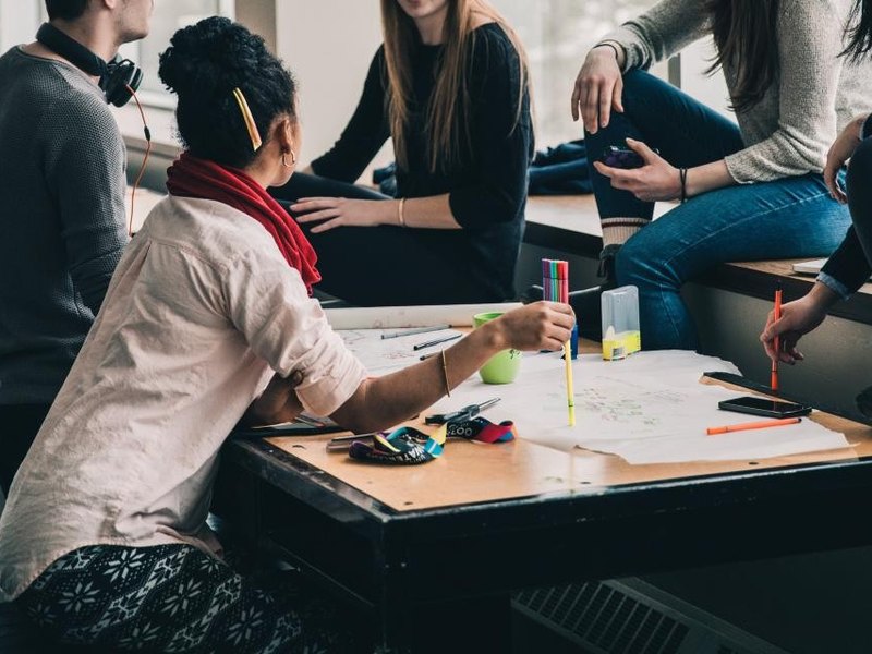 Estudiantes en sesión de trabajo con material didáctico