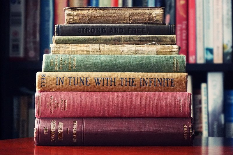 Pila de libros académicos publicados sobre un escritorio
