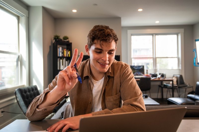 Estudiante en clase virtual de nivelación académica desde casa